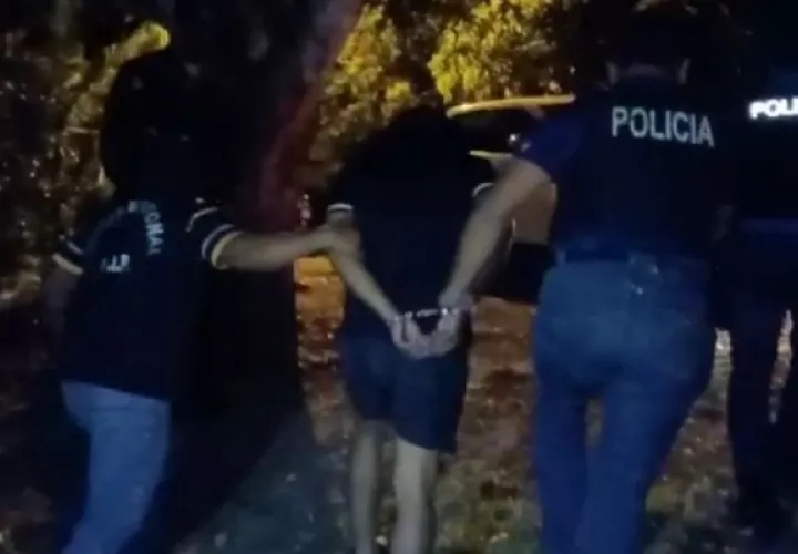 La aprehensión se efectuó durante una diligencia de allanamiento en una residencia ubicada en el sector de Santa Rita Arriba, corregimiento de Sabanitas. Foto. Diomedes Sánchez
