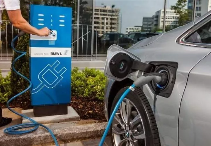 Los autos eléctricos  ayudan a reducir las emisiones de contaminantes. Foto: EFE