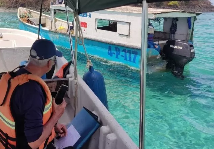 En el proceso se revisaron los documentos de navegación que incluye el zarpe, licencia y permisos de pesca. Foto. Mayra Madrid