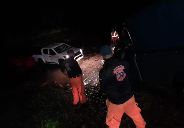 Se informó que las maniobras de recate del docente de unos 50 años que se encontraba en medio del río con su auto duró unas cuatro horas. 