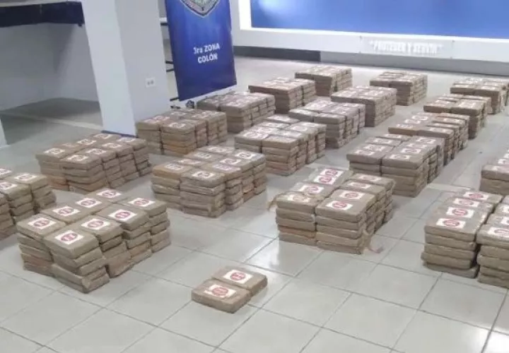 La Fiscalía de Drogas de Colón y Guna Yala, en conjunto con la Policía Nacional decomisaron 882 paquetes con presunta sustancia ilícita, en un puerto de la Costa Atlántica. Foto. Diomedes Sánchez