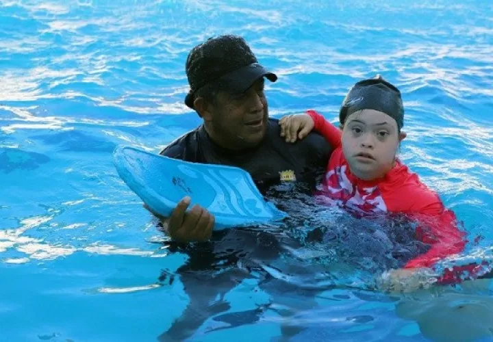 Todos los sábados las personas toman las clases de natación. Foto: Cortesía
