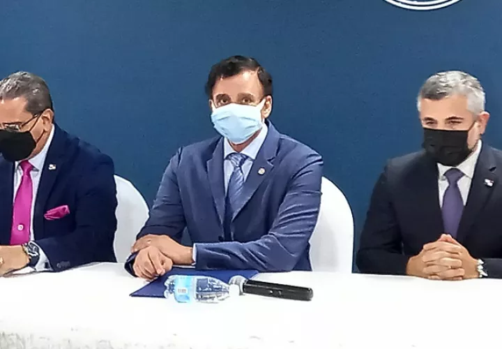 Solís intentó evadir a los periodistas, pero al final habló sobre su decisión de eliminar los gastos de movilización. Foto: Francisco Paz