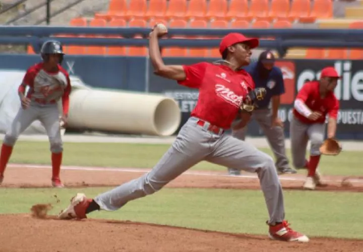 Cristian Navarro ganó el partido por Panamá Metro. 