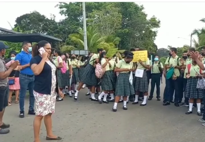 Protesta de padres de familia. Foto/Redes sociales