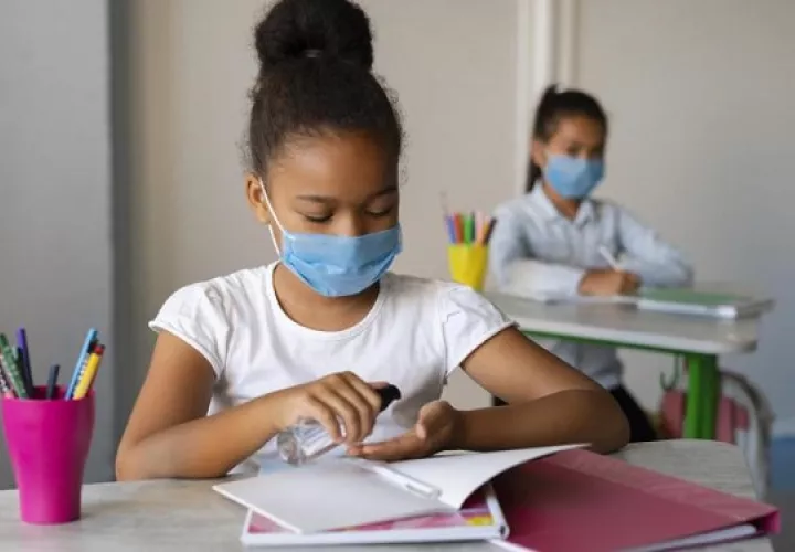 El uso prolongado de mascarillas ha provocado una serie de afectaciones cutáneas en los niños y adolescentes. Foto:  Ilustrativa / Freepik