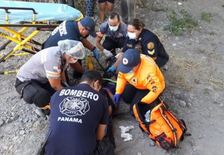 Rescatistas y paramédicos de los Bomberos, Sinaproc y el 911, la atendieron y trasladaron al cuarto de urgencias del Hospital Materno Infantil José Domingo de Obaldía en David. Foto. Mayra Madrid