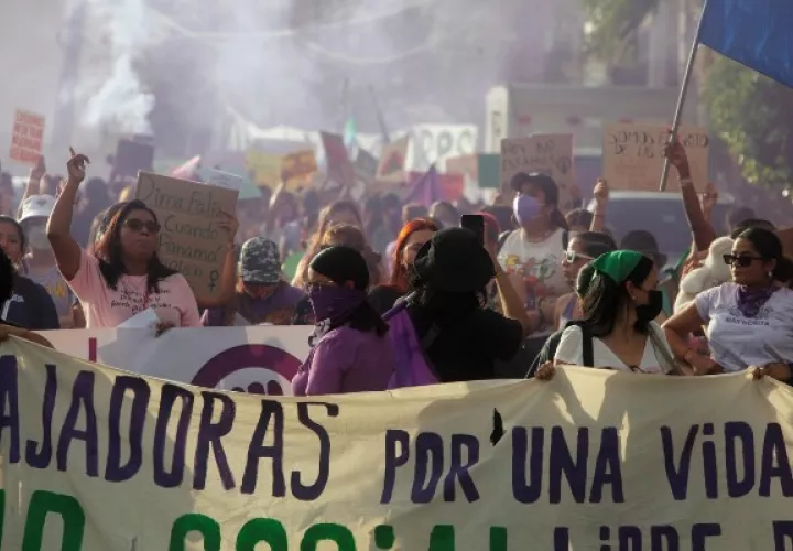 Seguridad social digna y derechos laborales, exigen las mujeres en Panamá. Foto: EFE