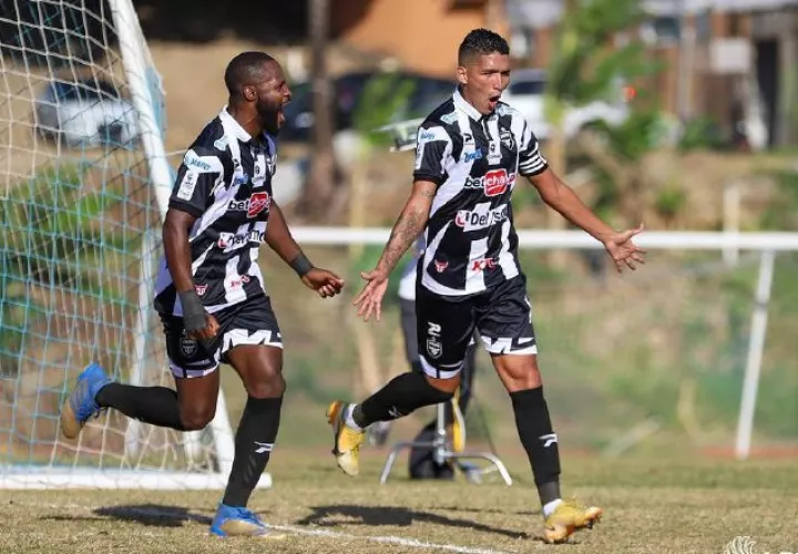 Edwin Aguilar (der.) es la figura goleadora del Tauro. Foto:EFE