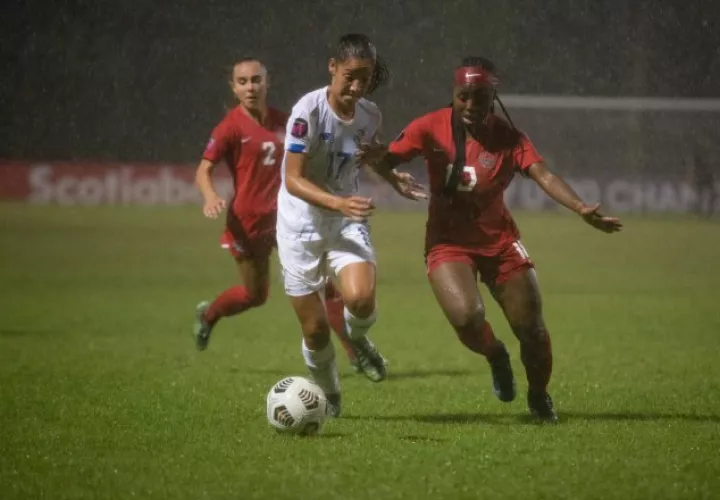 Erika Araúz de Panamá (17) disputa el balón contra la canadiense Nikayla Small. Foto:Fepafut 