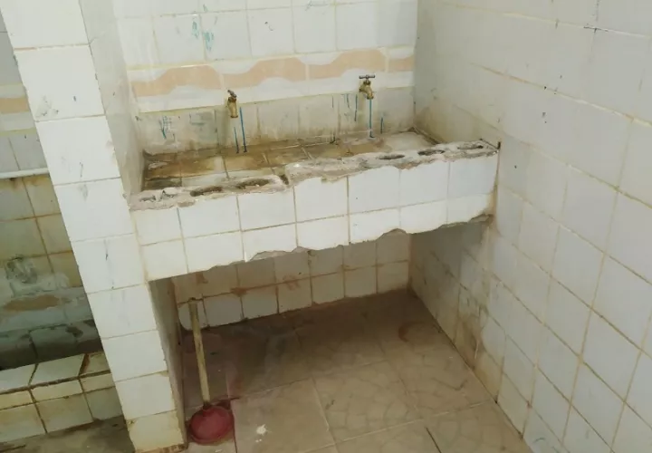 En estos centros educativos en Darién, hay mobiliario está defectuoso, así como los sanitarios. Foto: Cortesía