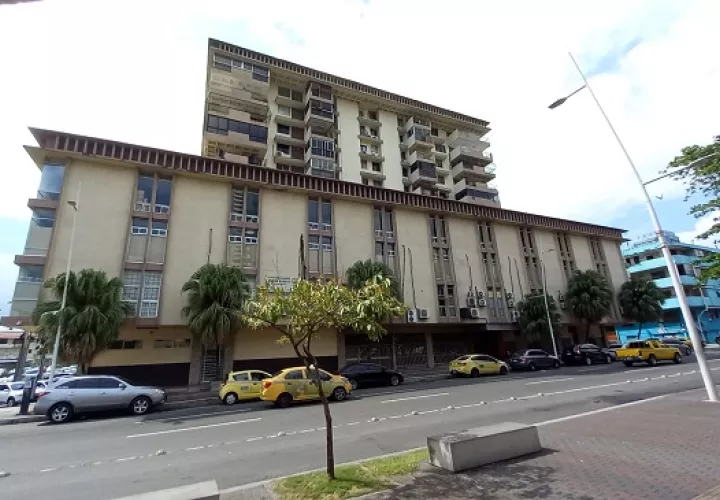 Edificio Poly, que sirve de sede provisional de la Escuela República de Venezuela. Foto: Víctor Arosemena