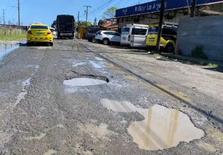En redes sociales son constantes las quejas de conductores y transeúntes por el mal estado de las calles como ésta en La Chorrera. Foto: Internet