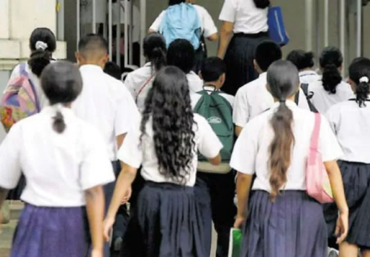 El Decreto Ejecutivo No. 435 del 13 de abril de 2021 estableció el no uso obligatorio de los uniformes escolares.