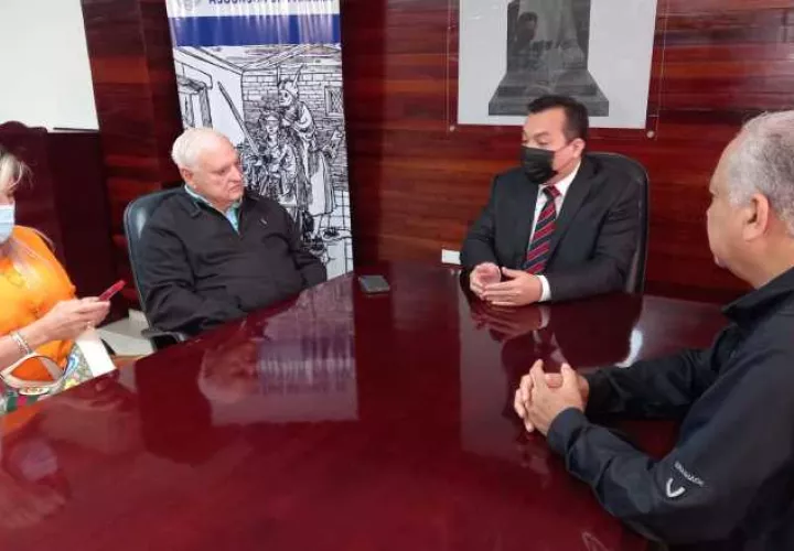 Ricardo Martinelli junto con parte de su equipo de trabajo se reunieron ayer con Juan Carlos Araúz, presidente del Colegio Nacional de Abogados. Víctor Arosemena