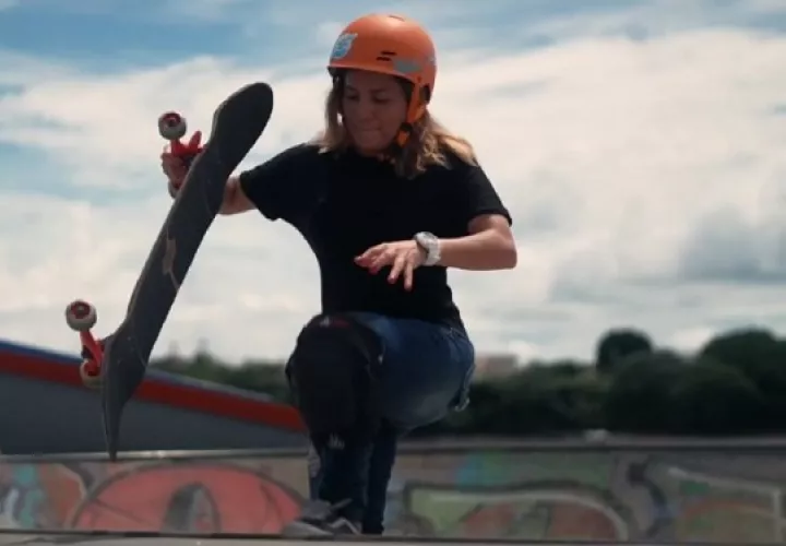 Grace Vargas ha practicado 'longboarder' desde su niñez. Foto: Captura del video de la campaña