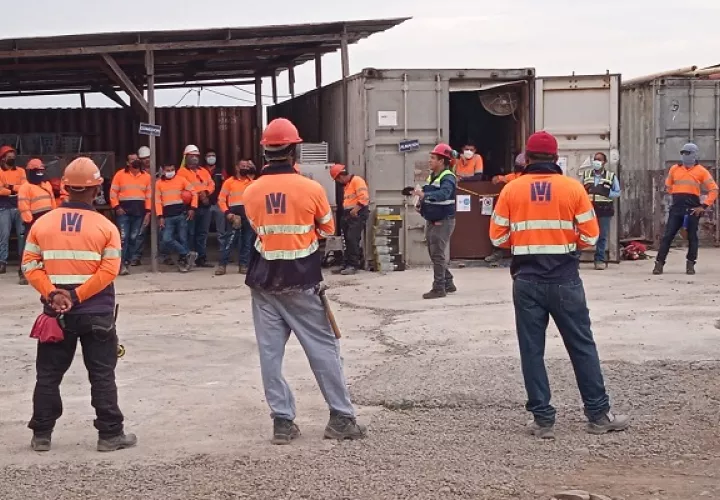 Los trabajadores han realizado reuniones a lo largo del día. Foto: Suntracs