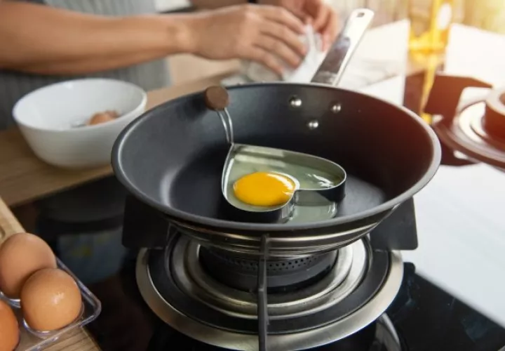 Sacar los huevos de la nevera justo antes de su utilización. Ilustrativa / Freepik