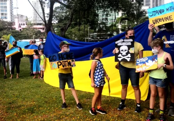 Ucranianos en Panamá continúan con sus protestar en contra de la invasión de Rusia a su país. Foto: Cortesía