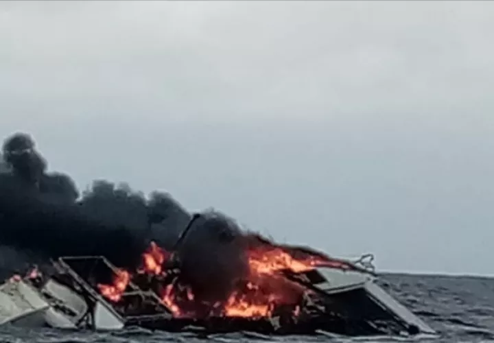 El velero estaba totalmente incendiado en medio del mar. Foto: Diomedes Sánchez 