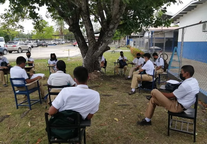Están recibiendo sus clases debajo de árboles afuera de las instalaciones del colegio. Foto: Melquiades Vásquez