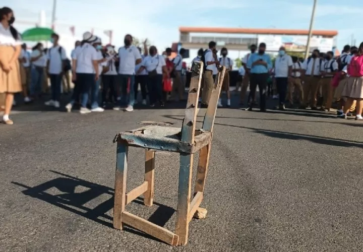 Una banca deteriorada colocaron en medio de la vía durante la protestas. Foto: Melquiades Vásquez