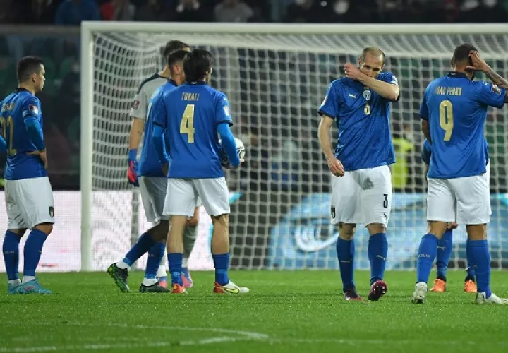 Jugadores de Italia se lamentan de la eliminación del Mundial. Foto: EFE