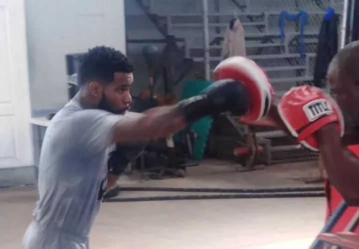 Jezreel Corrales entrena fuerte para pelear contra Miguel Madueño. Foto: Jaime chávez