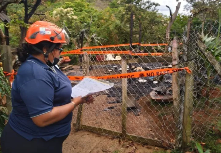 El Cuerpo de Bomberos de la República de Panamá investiga las causas del incendio. Foto. Eric Montenegro