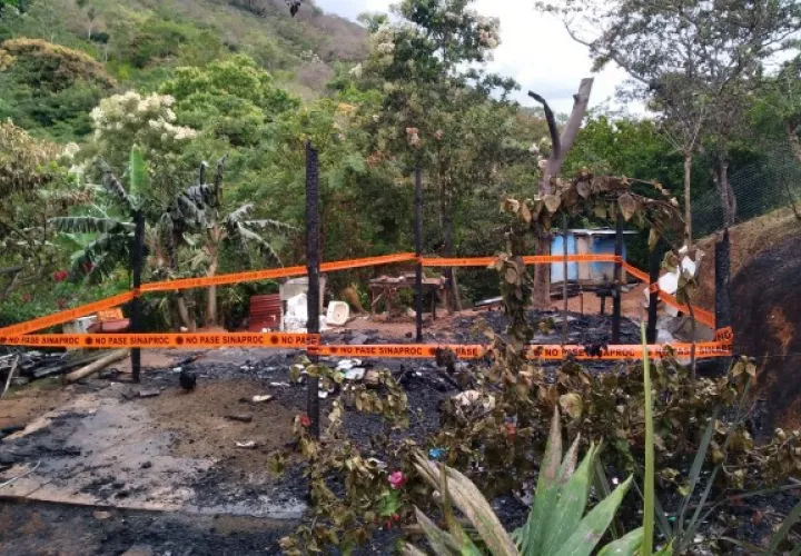 Maikol González, solicitó ayuda a las autoridades locales y al Ministerio de Vivienda y Ordenamiento Territorial (Miviot) para reconstruir su casa. Foto. Eric Montenegro