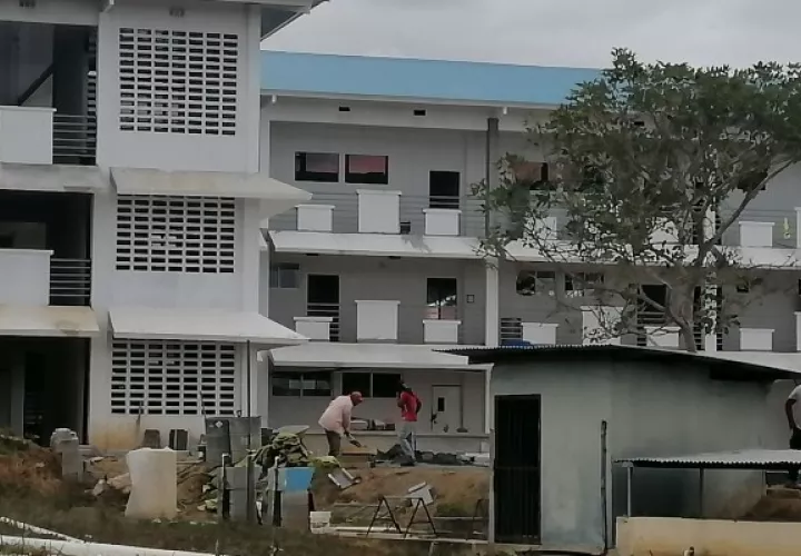 En los últimos cinco meses, la obra prácticamente ha estado paralizada, y los pocos obreros que se encuentran en el área realizan trabajos menores. Foto. Thays Domínguez