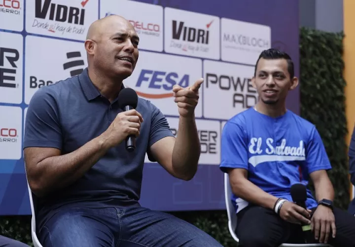  El panameño Mariano Rivera, exlanzador de los Yanquis de Nueva York y Salón de la Fama , en el centro de  formación académica y deportiva para jóvenes salvadoreños. Foto:EFE