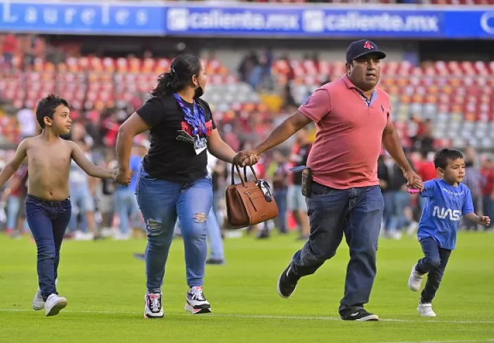 La impactante imagen de una familia tratando de escapar ha recorrido el mundo. Foto: EFE