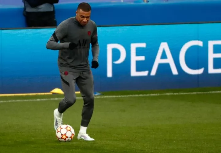 El francés, Kylian Mbappé en el entrenamiento del PSG ayer en el estadio Santiago Bernabéu. Foto:EFE