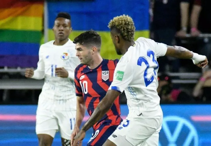 Víctor Medina, Christian Pulisic de Estados Unidos (10) y Víctor Medina. Foto: EFE