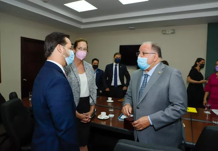 El ministro Martínez junto a representantes de la cámara baja de California. Foto: Cortesía Mici