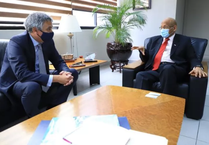 El titular del MEF atendió al directivo de Millicom. Foto: Cortesía MEF