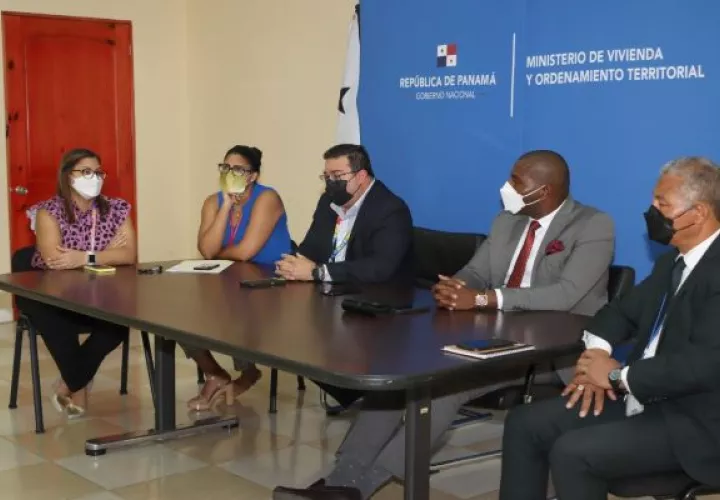 Recientemente se realizó la reunión entre funcionarios del Miviot y el Banco Hipotecario. Foto: Cortesía Miviot