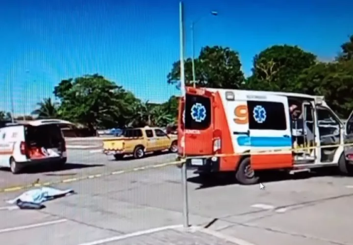 Según testigos, el taxista se bajó del auto y cayó tendido en el pavimento. Foto: Mayra Madrid 