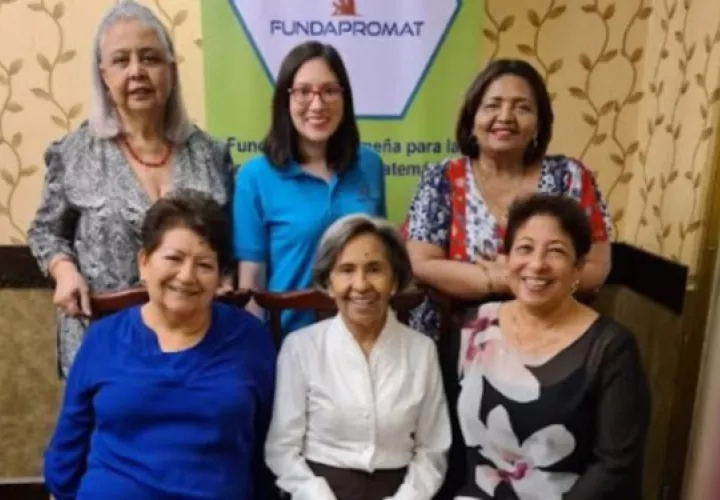 La Dra. Jeanette Shakalli y las homenajeadas. Foto: Cortesía