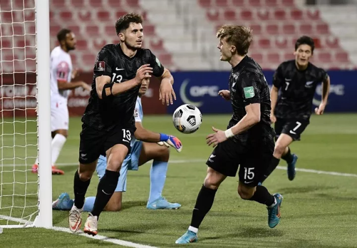 Liberato Cacace (13) de Nueva Zelanda festeja su gol. Foto: @NZ_Football