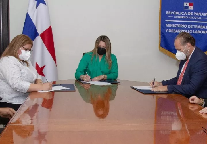 Ante la Ministra de Trabajo y Desarrollo Laboral, Doris Zapata, se ratificaron los convenios. Foto / Cortesía.