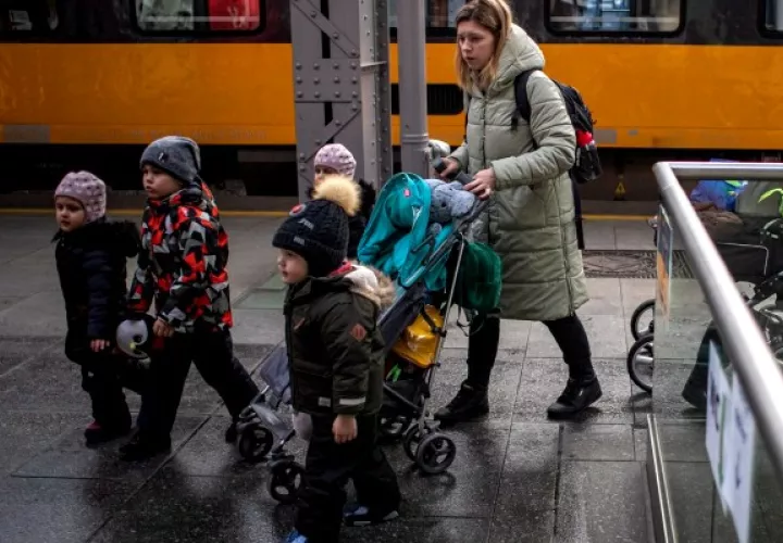 Cada día más de 70,000 menores abandonan Ucrania. Foto: EFE