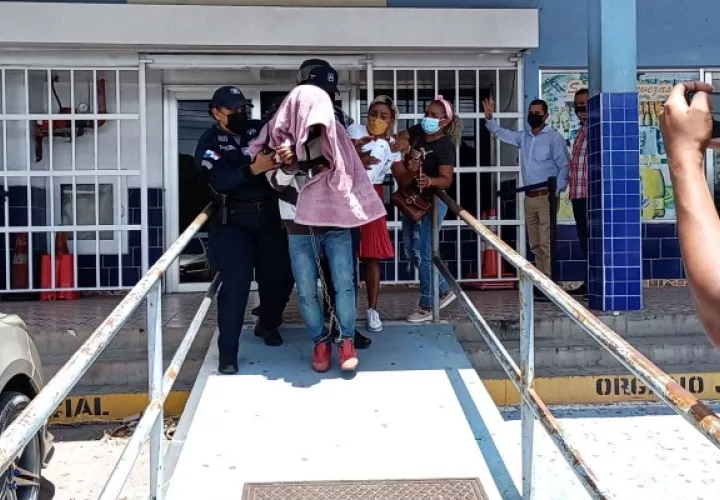 Momento de la salida de alias "Tom" de las instalaciones del Sistema Penal Acusatorio. Foto. Eric Montenegro