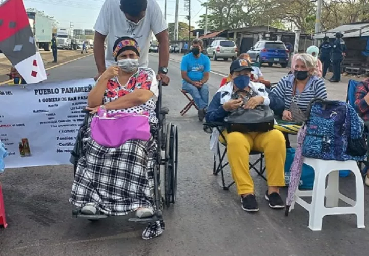 Los pacientes cerraron la Panamericana el martes, desde tempranas horas de la mañana, a la altura de Divisa. Foto: Thays Domínguez