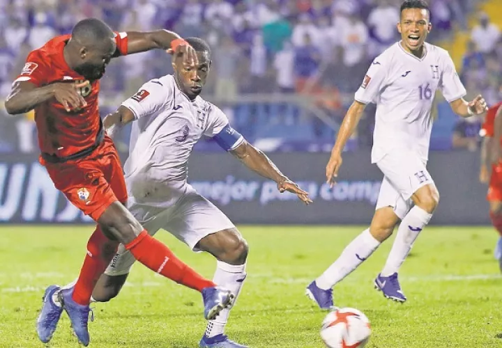 Cecilio Waterman le marcó a Honduras en el partido que Panamá ganó 3-2 en San Pedro Sula. Foto: EFE