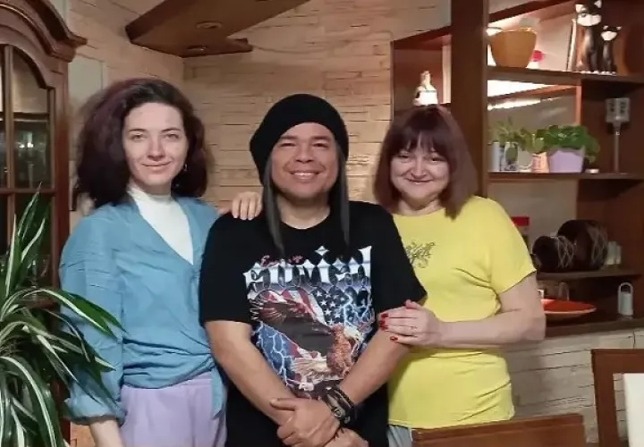 Emigdio Quintero junto a sus amigas, Dasha y Valeria. Foto: Cortesía Emigdio Quintero