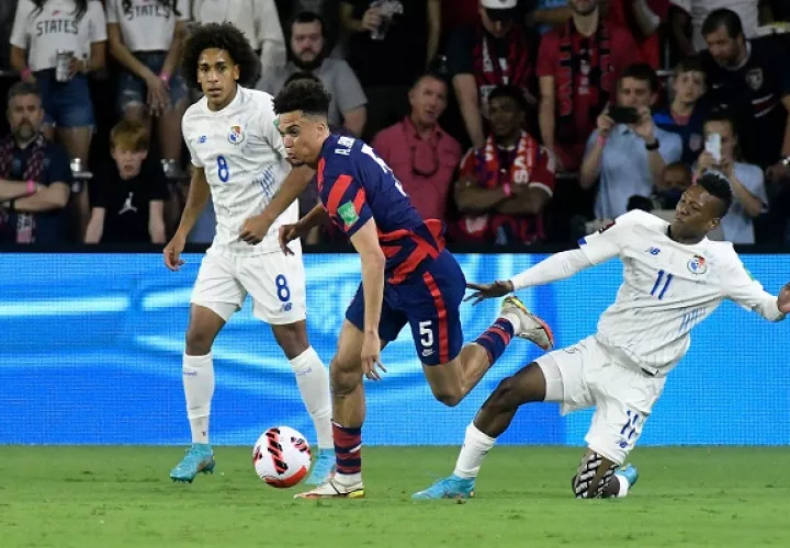 Antonee Robinson (centro) de la selección de Estados Unidos y Victor Medina de la selección de Panamá. Foto:EFE