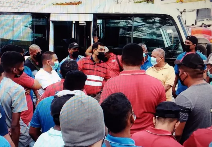 Por las multas conductores de las 40 rutas internas paralizaran el servicio varias horas. Foto: Eric A. Montenegro
