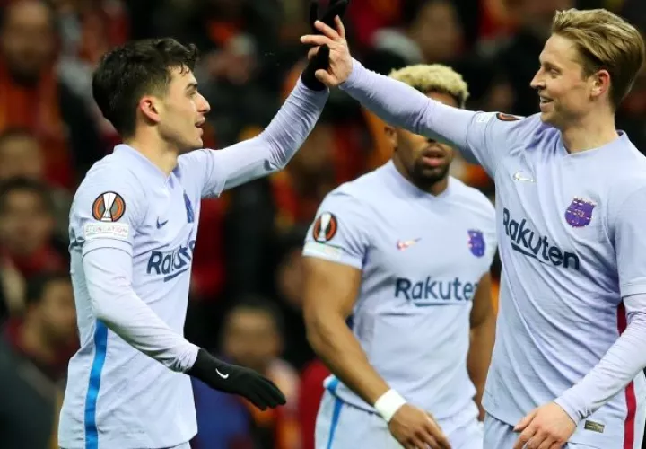 Pedri del Barcelona (izq.) celebra con Frenkie de Jong su gol contra el Galatasaray. Foto: EFE